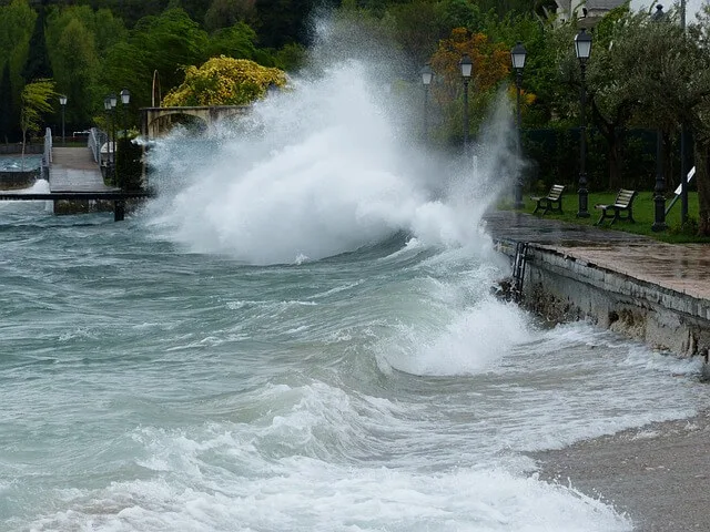what causes damages in a hurricane